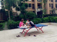 这脑洞要不得！大爷大妈将乒乓球台当成“休闲椅”