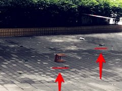 高层住户扔下榔头和木凳  吓坏过往路人