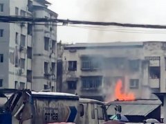 居民楼突发火情  现场火势燃烧猛烈