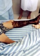 热心司机背着被蛇咬伤的女子去医院  还主动掏钱垫药费