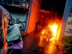 电瓶车充电突然起火 火光猛烈熏黑墙面