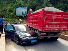 小车货车相向发生擦碰 小车车头破损司机受伤