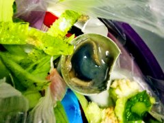 买了3个皮蛋回家敲开全是坏的 市民：气得不想吃饭