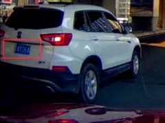 小车车尾车牌翘起飞驰道路上 目击：如此操作太离奇