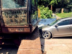 挖掘机作业时与小轿车相撞 现场略显尴尬