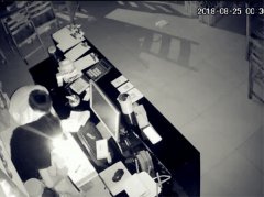 <b>两小孩凌晨进入餐馆   不断乱翻前台抽屉</b>