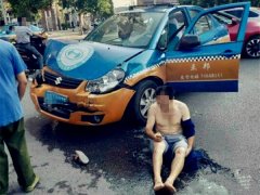 两车十字路口相撞   男子半裸身子瘫坐在地