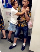 一男一女车厢内“秀恩爱”  举止亲密令乘客反感