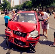 两车十字路口相撞  红色三轮车头变形