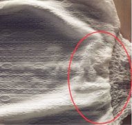 女子试衣时口红蹭在了上面   店员：弄不掉就得买下