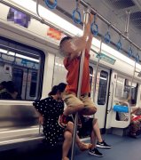 小男孩车厢内玩吊环爬柱子  家长却不制止