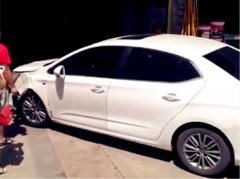 饿了想吃面？小车失控冲进路边面馆