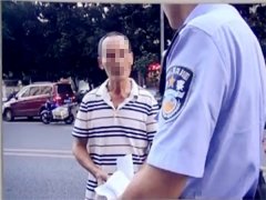 美女下班开车回家   大爷却拦车要钱