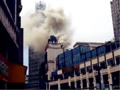 大楼突然冒出烟雾   现场浓烟滚滚