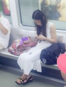 女子车厢内用背包占位  其他乘客只能站着