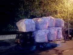 三轮车预载7袋泡沫上路 看呆路人