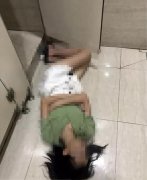 美女喝醉后倒在厕所里   好心人及时为她醒酒