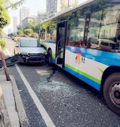 小车撞上公交 保险杠脱落现场满是玻璃碎渣