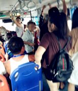 女子抱起孩子主动为老人让座    车内乘客纷纷为她点赞