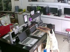 小女孩“取”走店内的平板电脑   被监控逮个正着