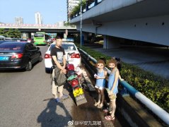 男子骑车护送双胞胎女儿上学 因未佩戴头盔被拦下