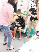 女子生病在车厢里哭 多名陌生人上前安抚