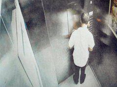 男子在小区电梯里撒尿 不料被监控全程拍下