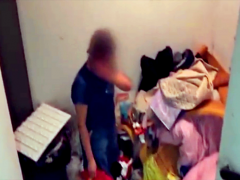 生活用品被甩满垃圾角 女子失控痛哭不止