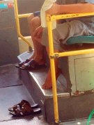 车厢里又见抠脚大汉 市民：看得我很凌乱