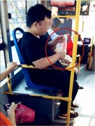 “眼镜男”在车厢内吃卤味 嘴里还不停发出声音
