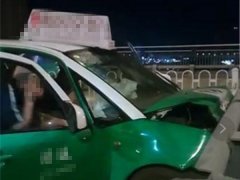 出租撞上护栏车头凹陷   女乘客被卡副驾驶