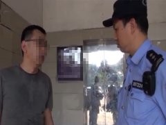 男子买菜回家未带门禁卡 保安拦住他不让进