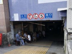 大爷大妈车库里打牌    娱乐乘凉两不误