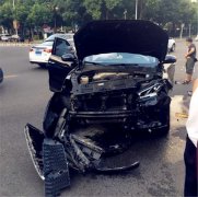 两车十字路口相撞   黑色轿车车头被撞毁