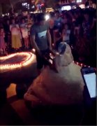重庆一女子穿婚纱   单膝下跪向男友求婚