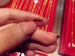上千元的黄金手链不到半月就断了   店家表示以旧换新另收加工费