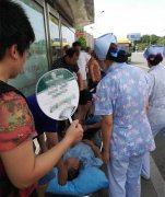 大爷突然晕倒   众人及时上前施救