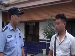 男子停车不交费  非让门卫提供票据