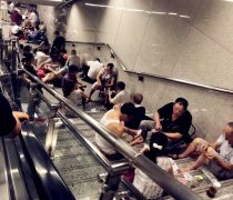 轨交站扶梯处变“茶馆”  大爷大妈坐地打牌