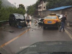 三车弯道相撞   现场一片狼藉