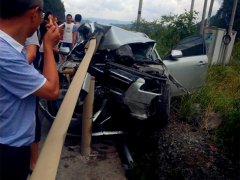 小车撞上护栏 铁杆铲起引擎盖插碎挡风玻璃