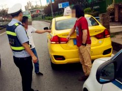 路怒症爆发 两司机在公路上演“激情赛车”