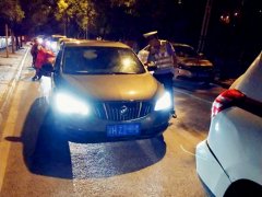 “嘭”的一声巨响 酒司机“撞”上交巡警