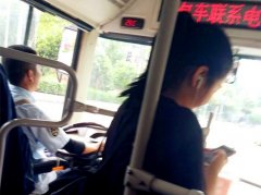 乘客抢座位却遇连环让座 令自己很惭愧