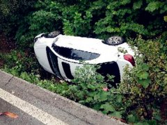 司机心急超车 发现前方来车猛打方向盘驾车飞出道路