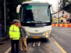 大巴司机激动邀请民警合影：七年了，感谢你们每次的帮助！