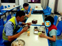 男孩迷路找协警 得了一份晚餐还安全回了家