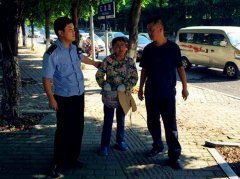 女子车流中向小车上插广告 遭民警制止处罚