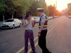 2男子奇装异服车流中拍短视频：想为自己增人气