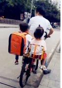 男子骑单车载着两小孩上路 路人为此感到担忧